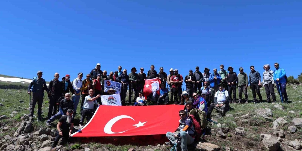 19 Mayıs için karlı dağlarda yürüdüler