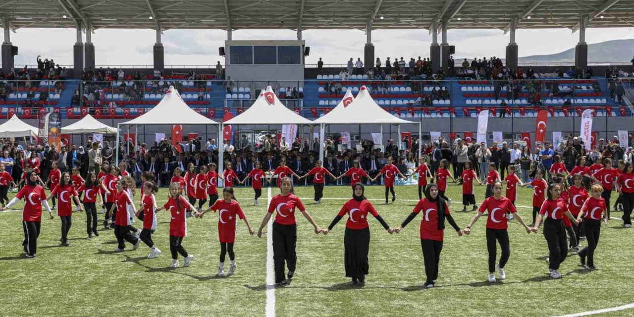 Van ve çevre illerde 19 Mayıs Atatürk'ü Anma, Gençlik ve Spor Bayramı kutlandı