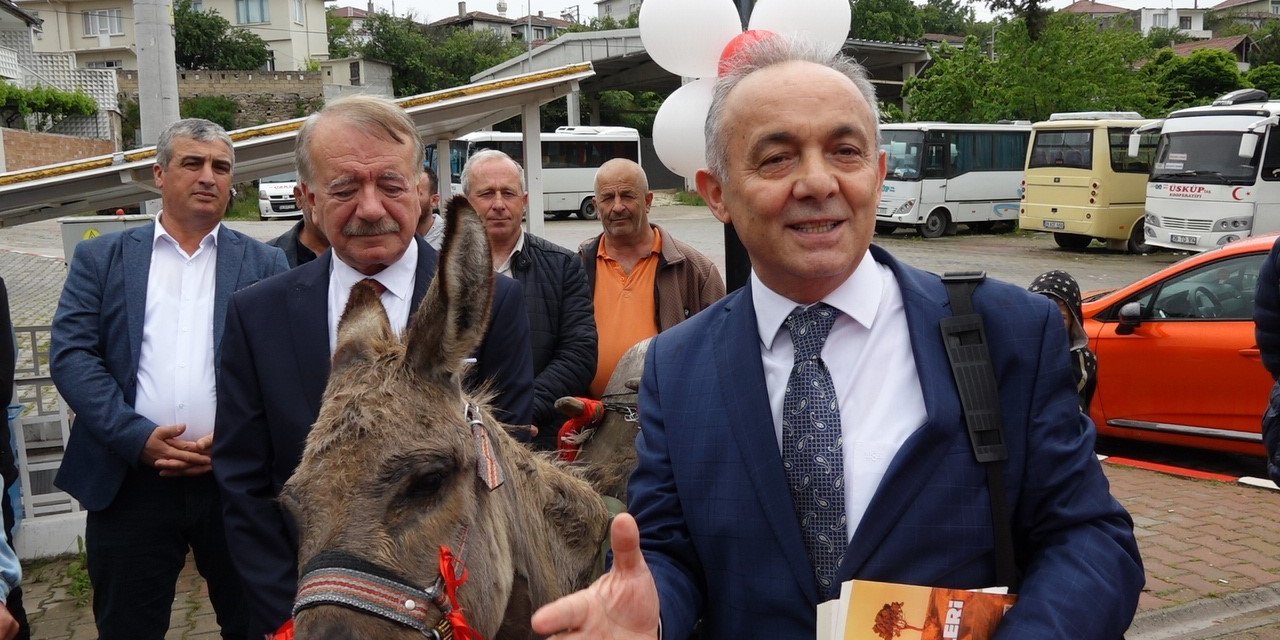 Eşekle köy köy gezip kitap dağıtıyor