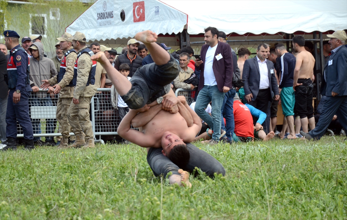 Kars'ta Geleneksel Karaurgan Karakucak Güreş Şenlikleri yapıldı