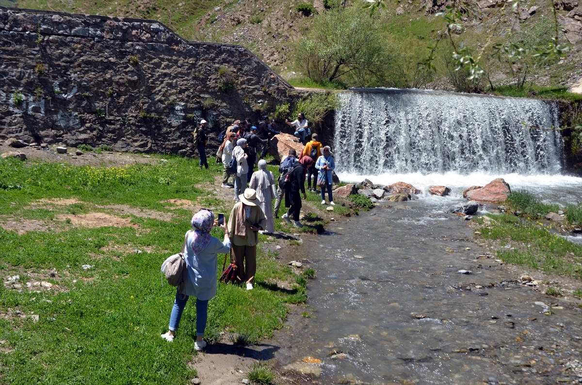 Muş'ta Çar Çayı Şelalesi'ne ziyaretçi akını