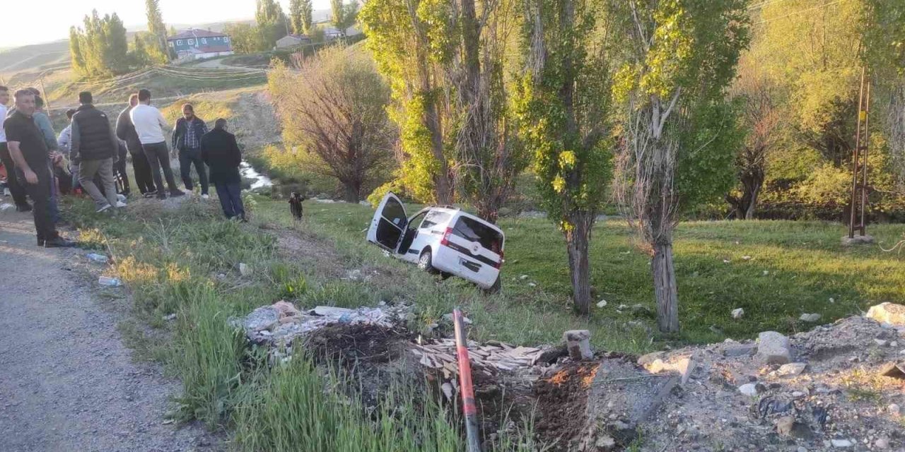 Ağrı’da yola çıkan inek kazaya neden oldu: 6 yaralı