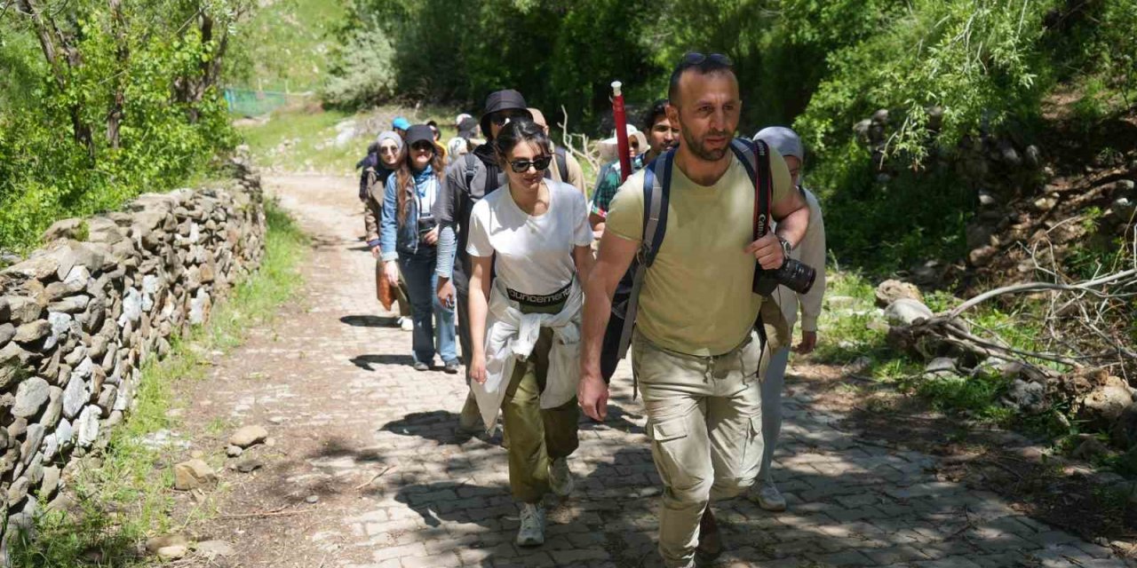 Doğaseverlerden Mehmetcan Bağları’na doğa yürüyüşü