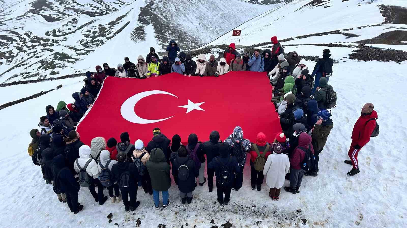 Atatürk Üniversitesi öğrencileri Palandöken’e tırmandı