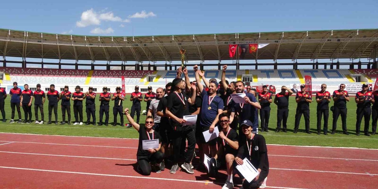 İlk kez düzenlenen üniversitelerarası itfaiye oyunlarını Ardahan ekibi kazandı