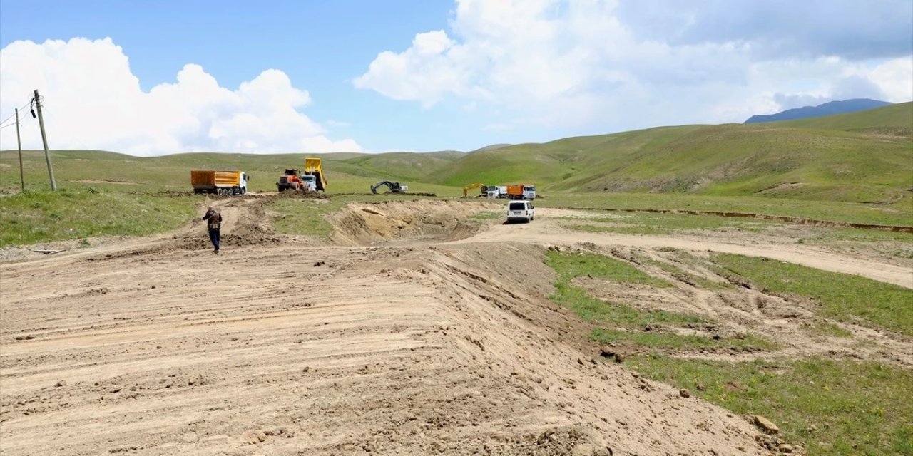 Van Valisi Balcı, yapımı devam eden göletlerde incelemelerde bulundu