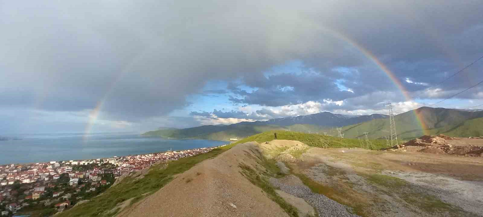 Bitlis'te sağanak sonrası çıkan gökkuşağı hayran bıraktı