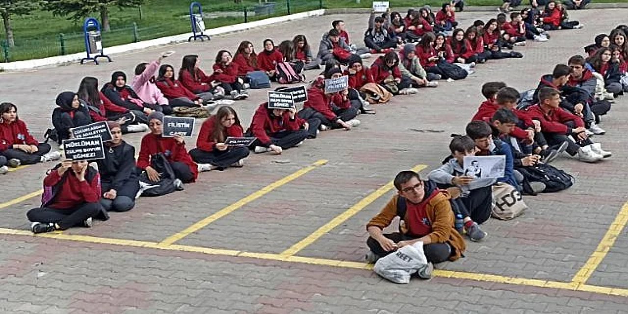 Erzurum'da lise öğrencileri Gazze için sessiz yürüyüş ve oturma eylemi yaptı