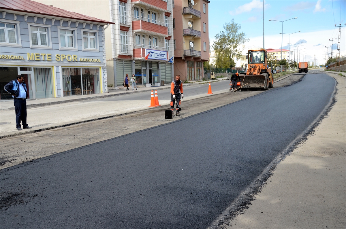 Kars'ta bozulan yollar yenileniyor