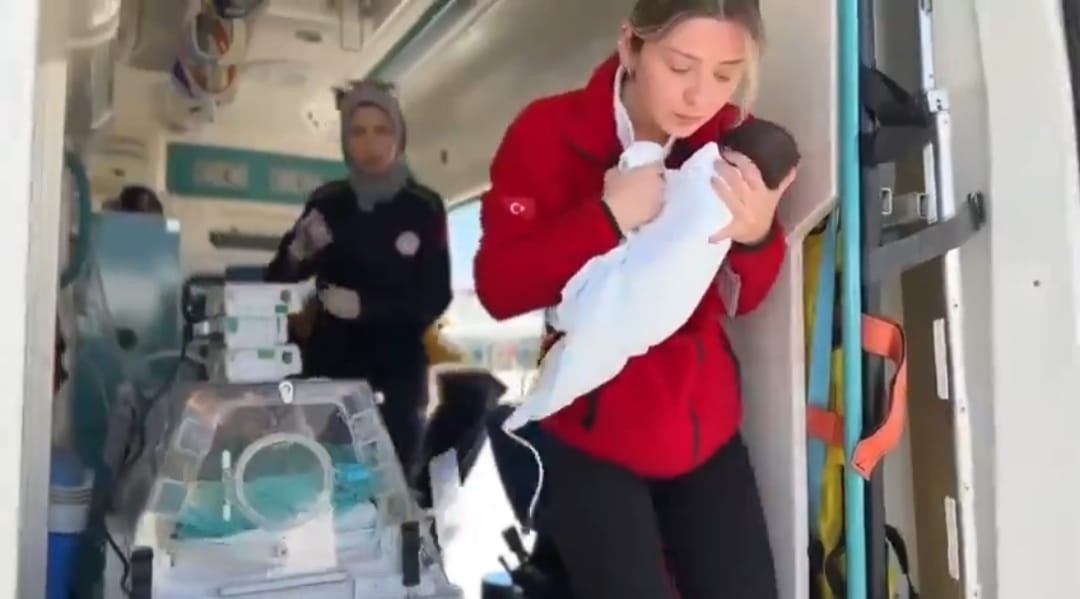 Muş'ta 3 günlük bebek ambulans uçakla Ankara’ya sevk edildi