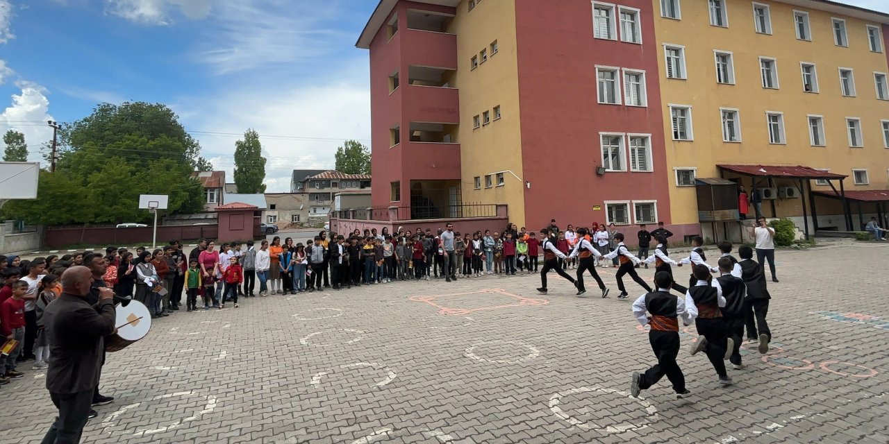 Ağrı’ya gelen turistler halaylarla karşılandılar