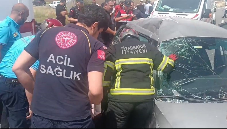 Diyarbakır’da minibüs ile otomobil birbirine girdi: 4 yaralı