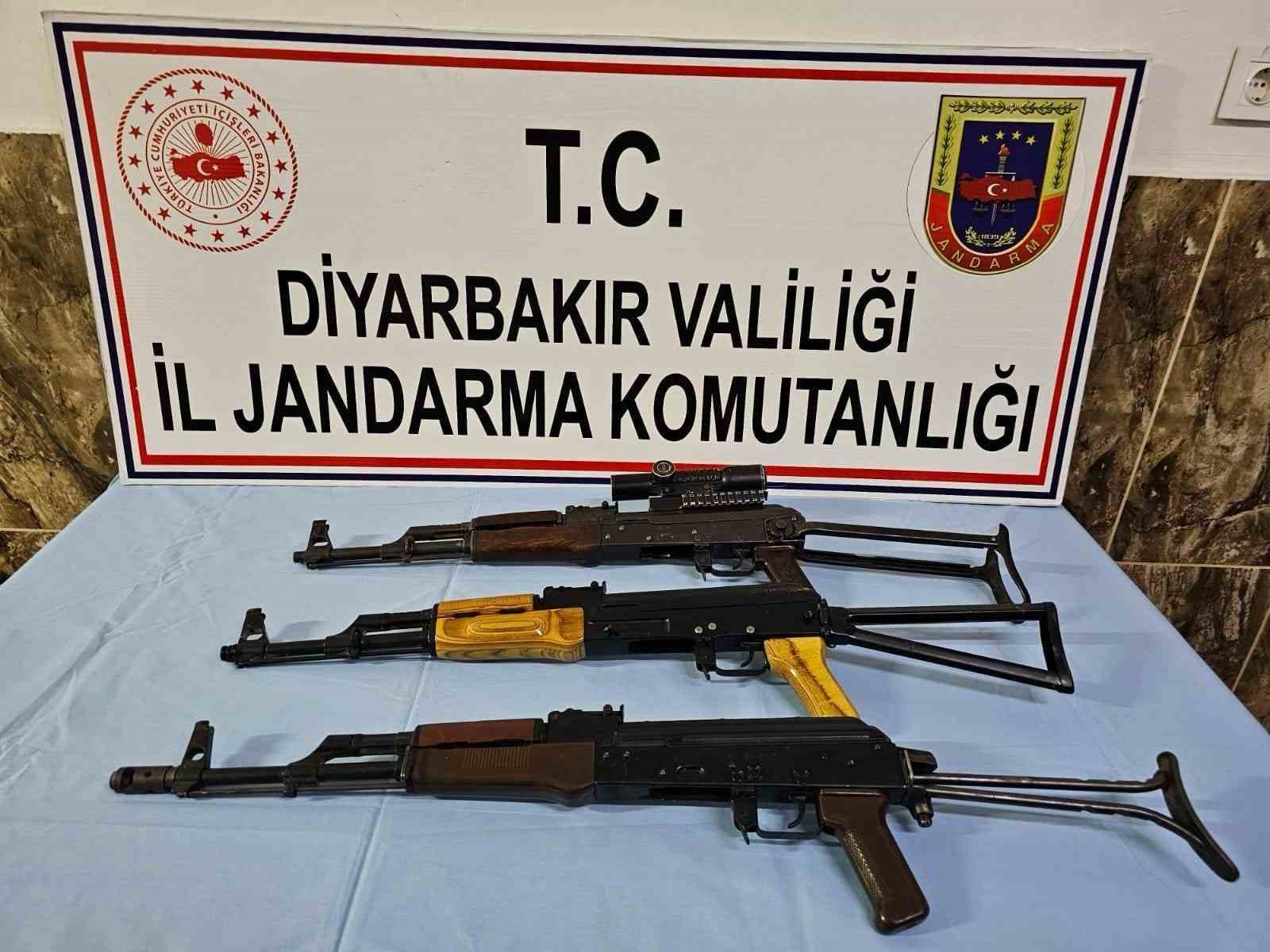 Diyarbakır’da durdurulan araçta 3 adet AK-47 ele geçirildi