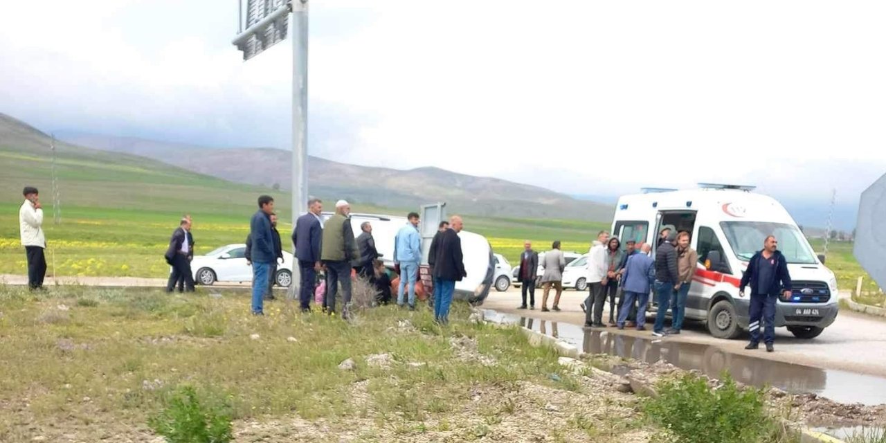 Ağrı-Diyadin yol ayrımında kaza!