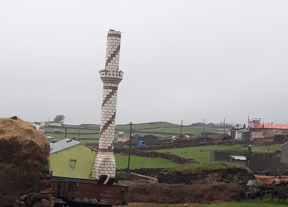 Kars'ta yıldırım isabet eden caminin minaresi yıkıldı