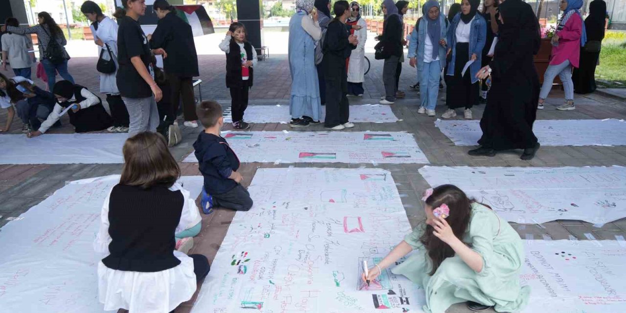 Filistin için bir araya gelen kadınlar ve çocuklar duygularını beyaz çarşaflara yazdı