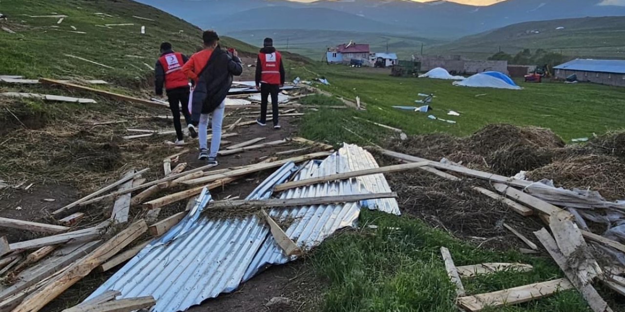 Ağrı’da fırtına çatıları uçurdu