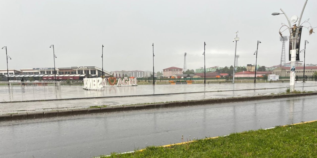 Ağrı’da sağanak yağmur doluya dönüştü