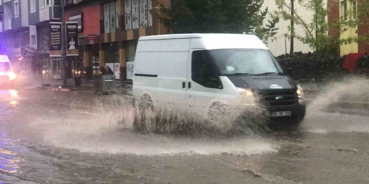 Kars’ta sağanak caddeleri göle çevirdi