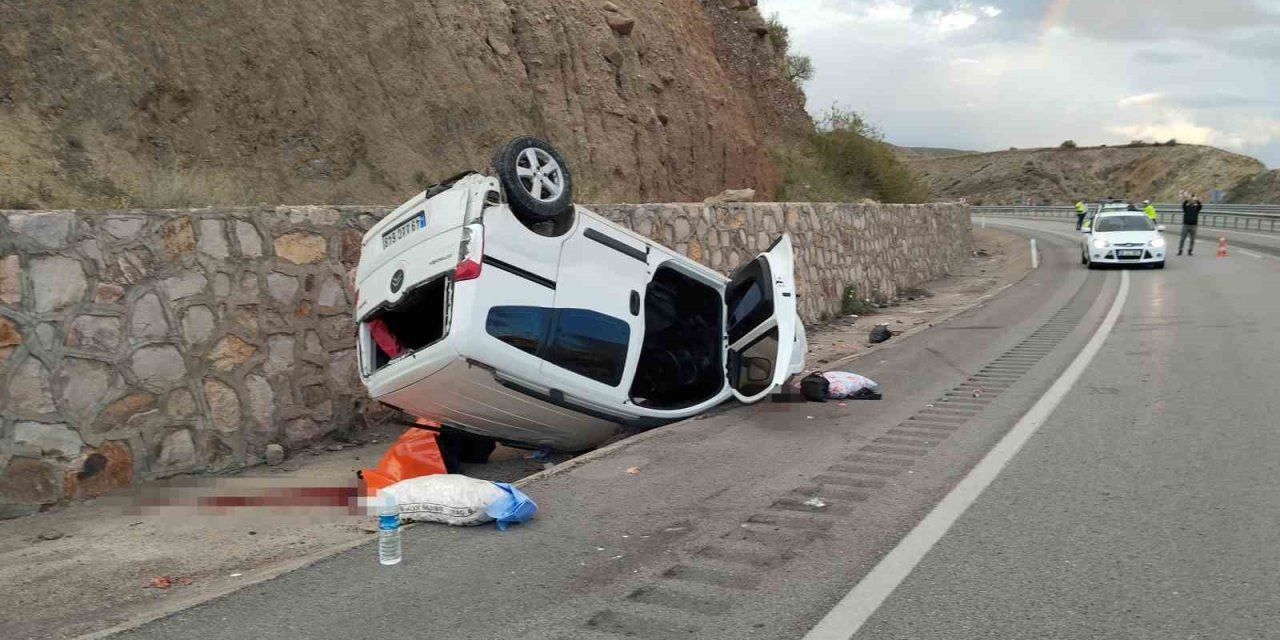 Sivas’ta hafif ticari araç devrildi: 1 ölü, 2 yaralı