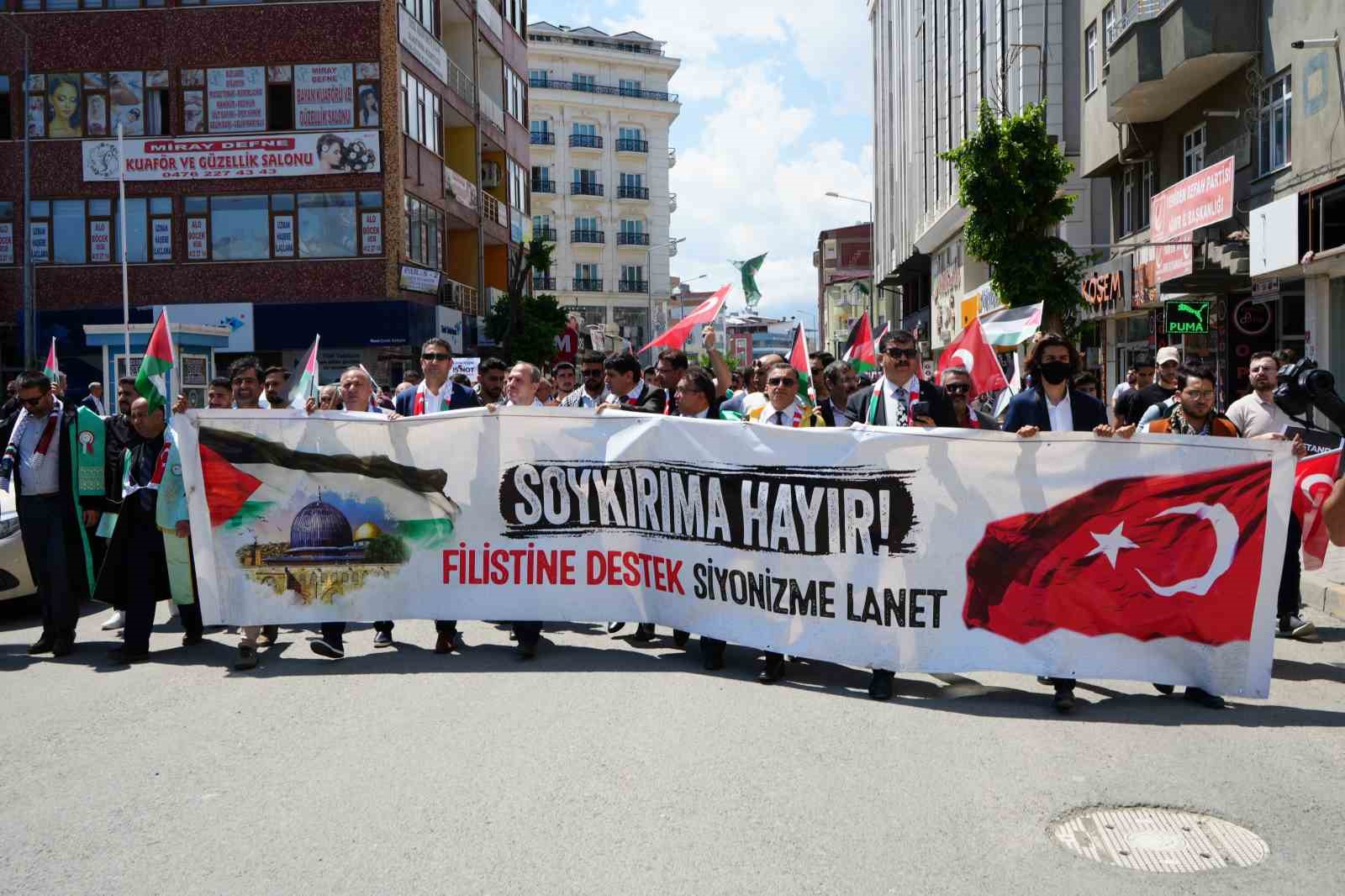 Iğdır Üniversitesi öğrencileri mezuniyette Filistin için yürüdü