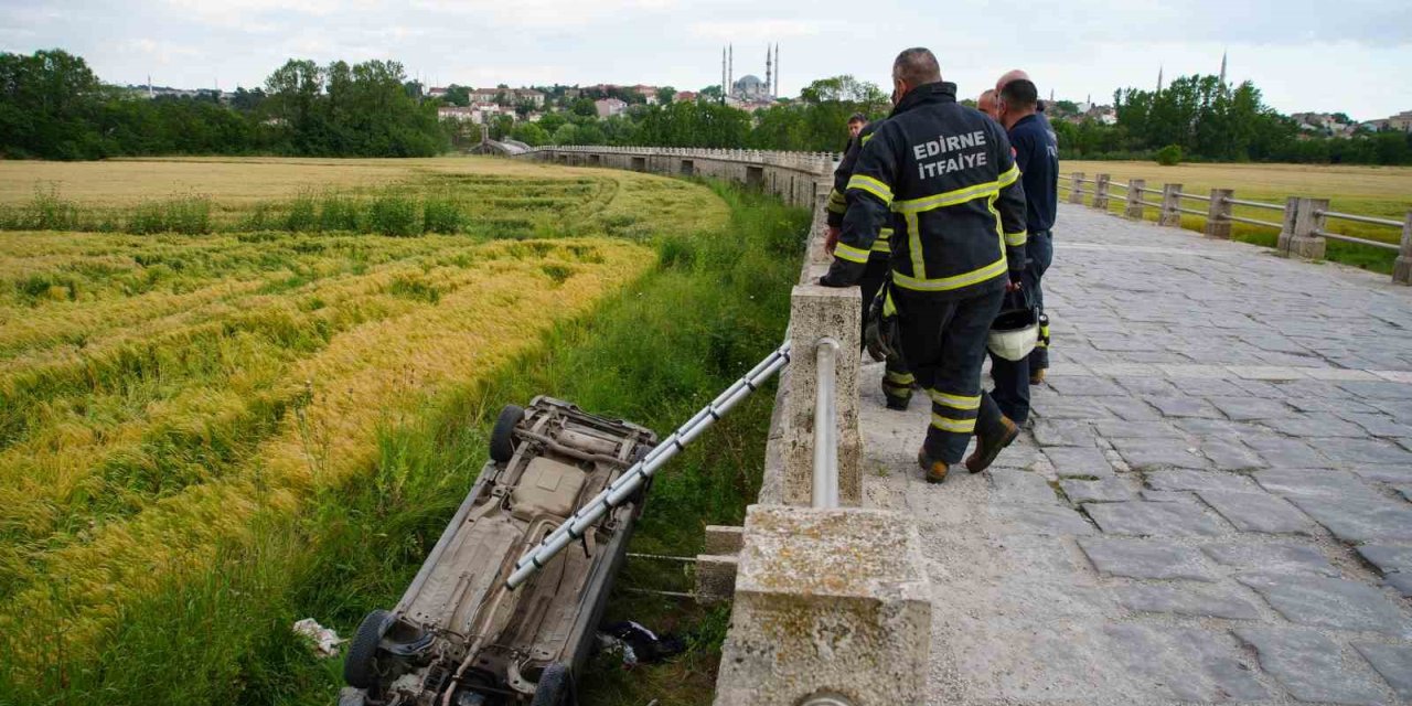 573 yıllık köprüye alkollü sürücü zarar verdi
