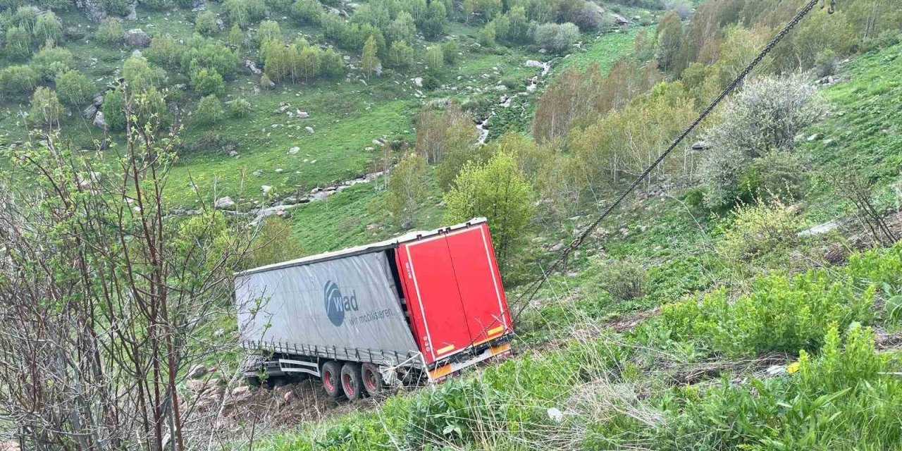 Virajı alamayan tır şarampole yuvarlandı