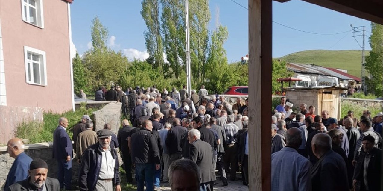 Kars'ta boğa saldırısında ölen yaşlı adam toprağa verildi