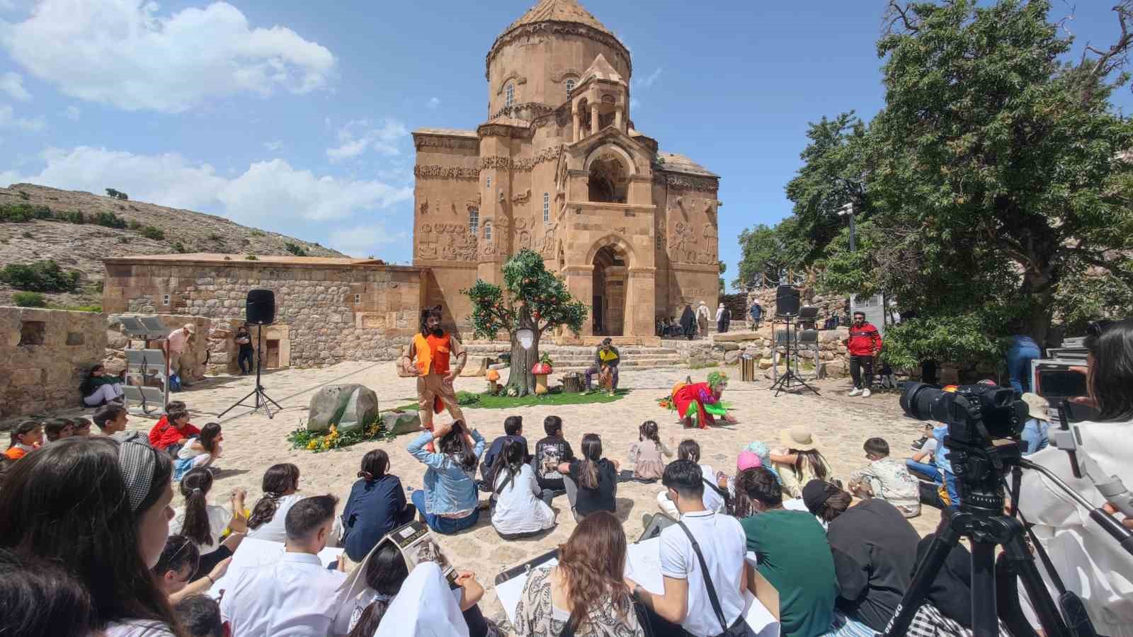 Dolu dolu geçen Akdamar Şenlikleri sona erdi