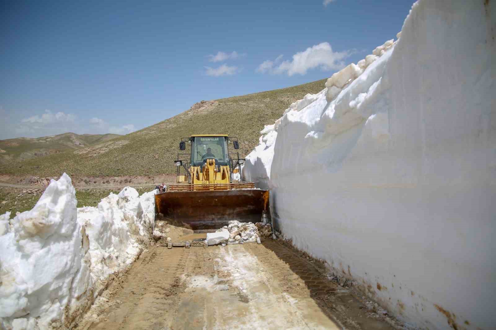 Van’da, 5 metreyi bulan karda yol açma çalışması