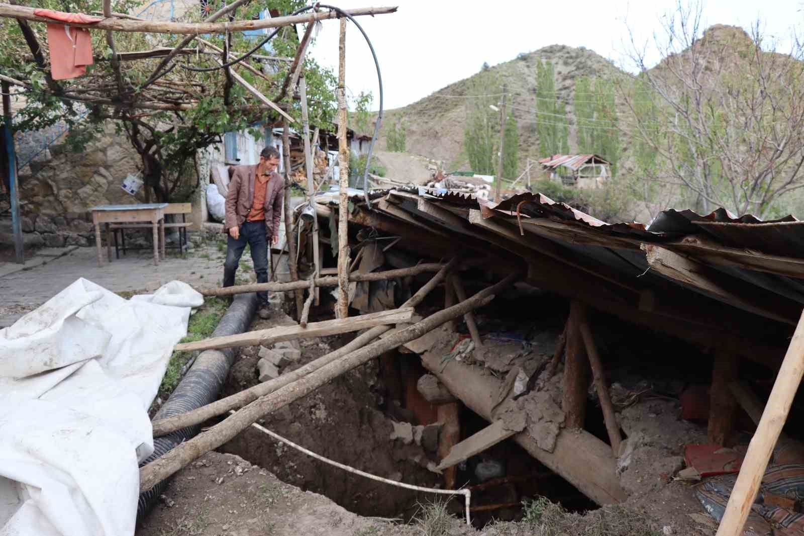 Erzurum'da sağanak sonrası ahır çöktü