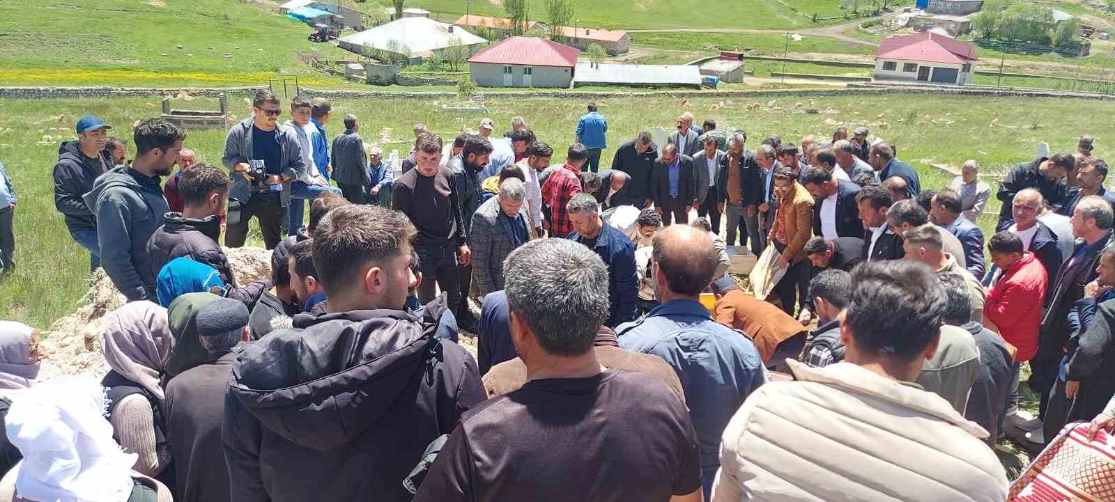 Babaları tarafından öldürülen 3 kardeş Erzurum’da toprağa verildi