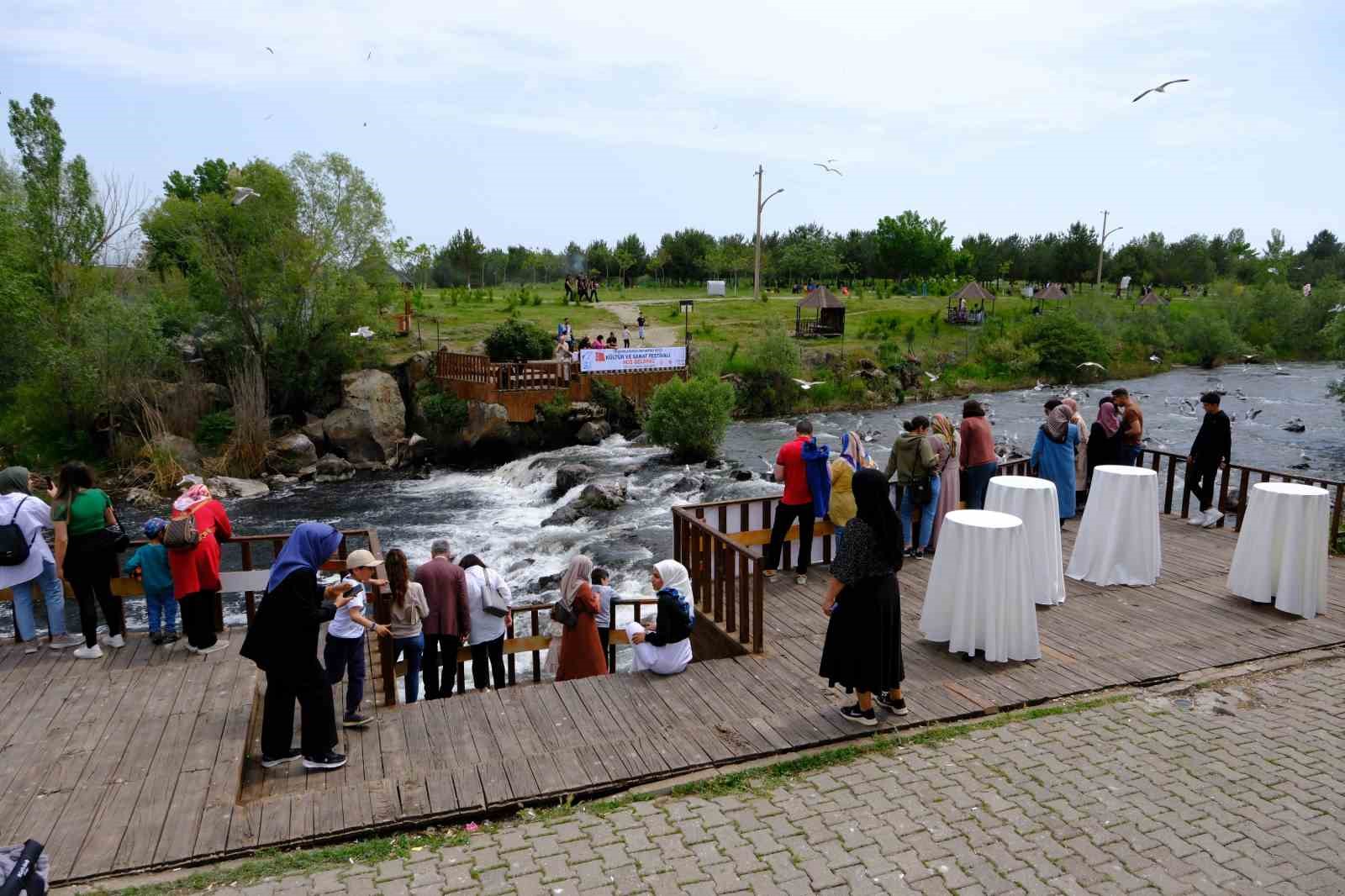 Van’da Uluslararası İnci Kefali Göçü Kültür ve Sanat Festivali başladı