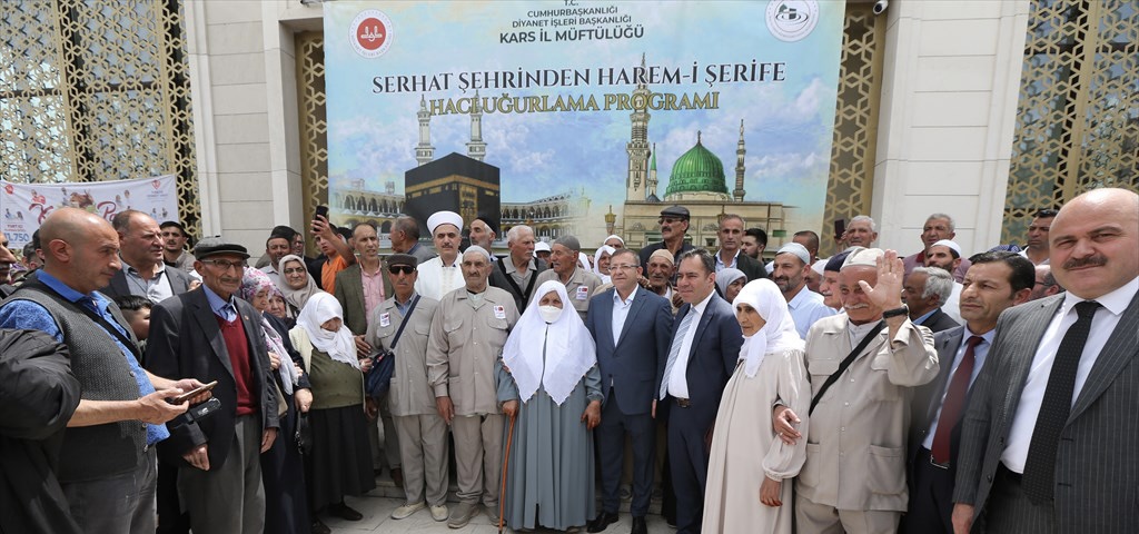 Kars'tan hacı adayları dualarla uğurlandı