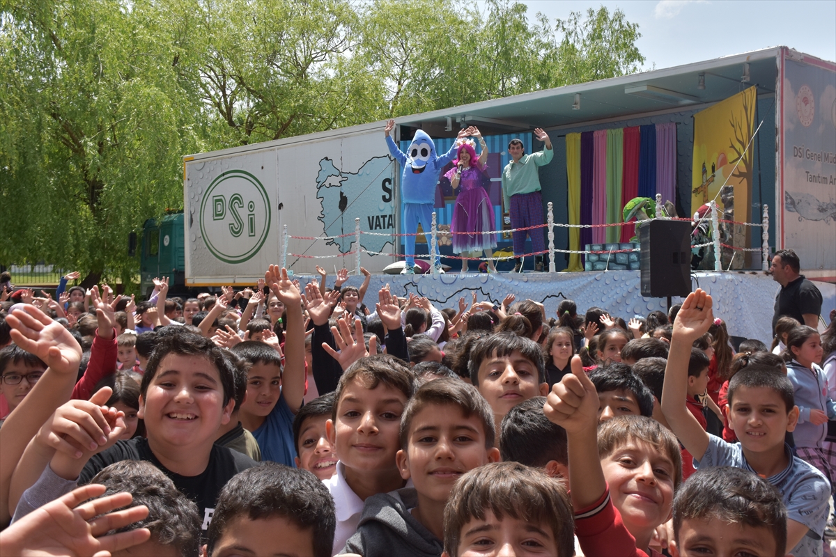 Van'da su bilincini öğrencilere tiyatroyla aşıladılar