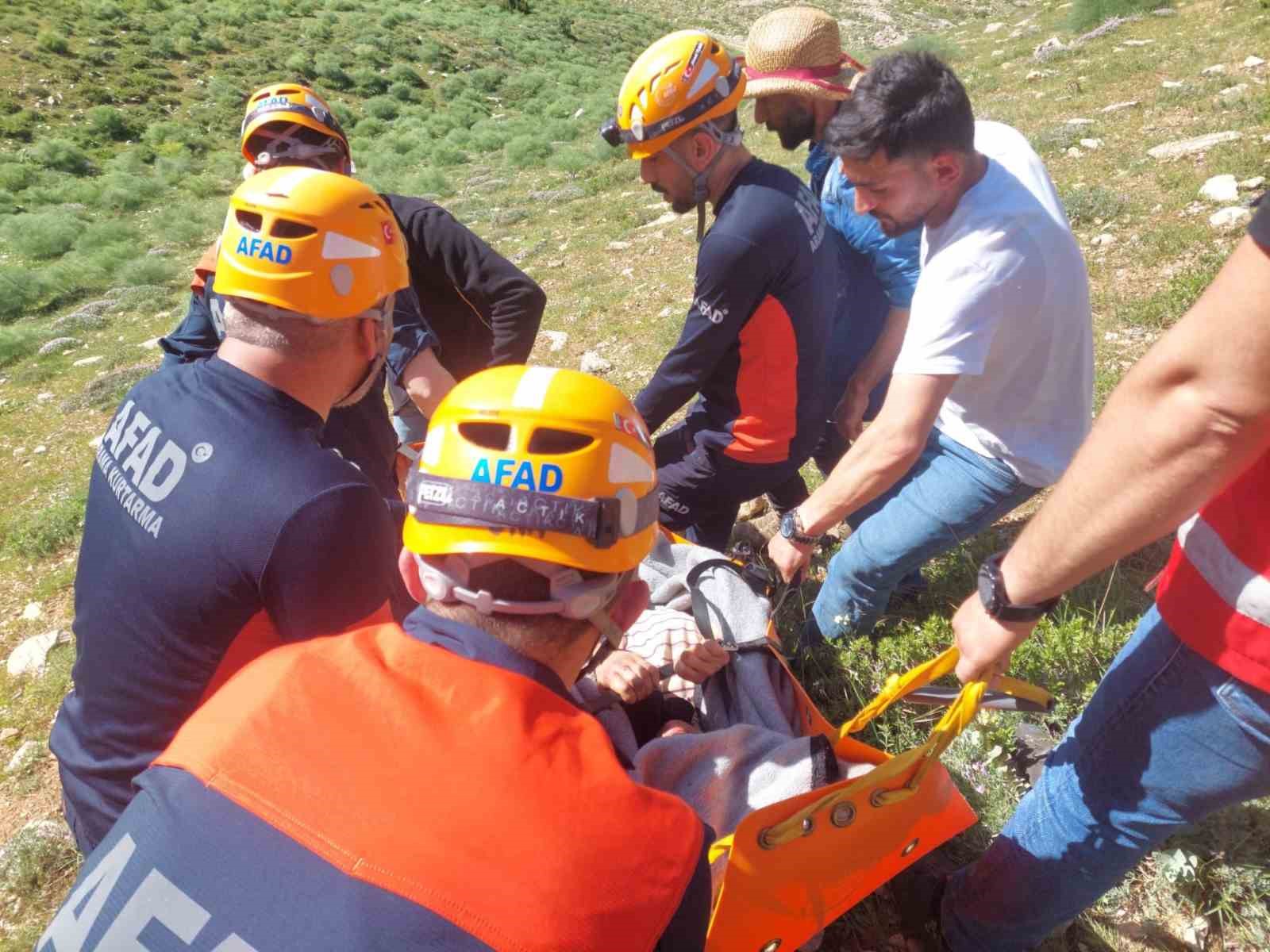 Van'da kayalıklardan düşen 2 kişi kurtarıldı