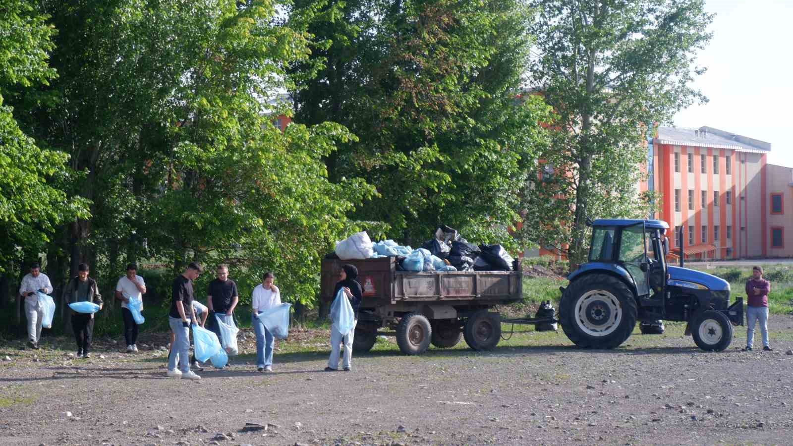 Erzurum'da öğrenciler bir günde 10 römork çöp topladı