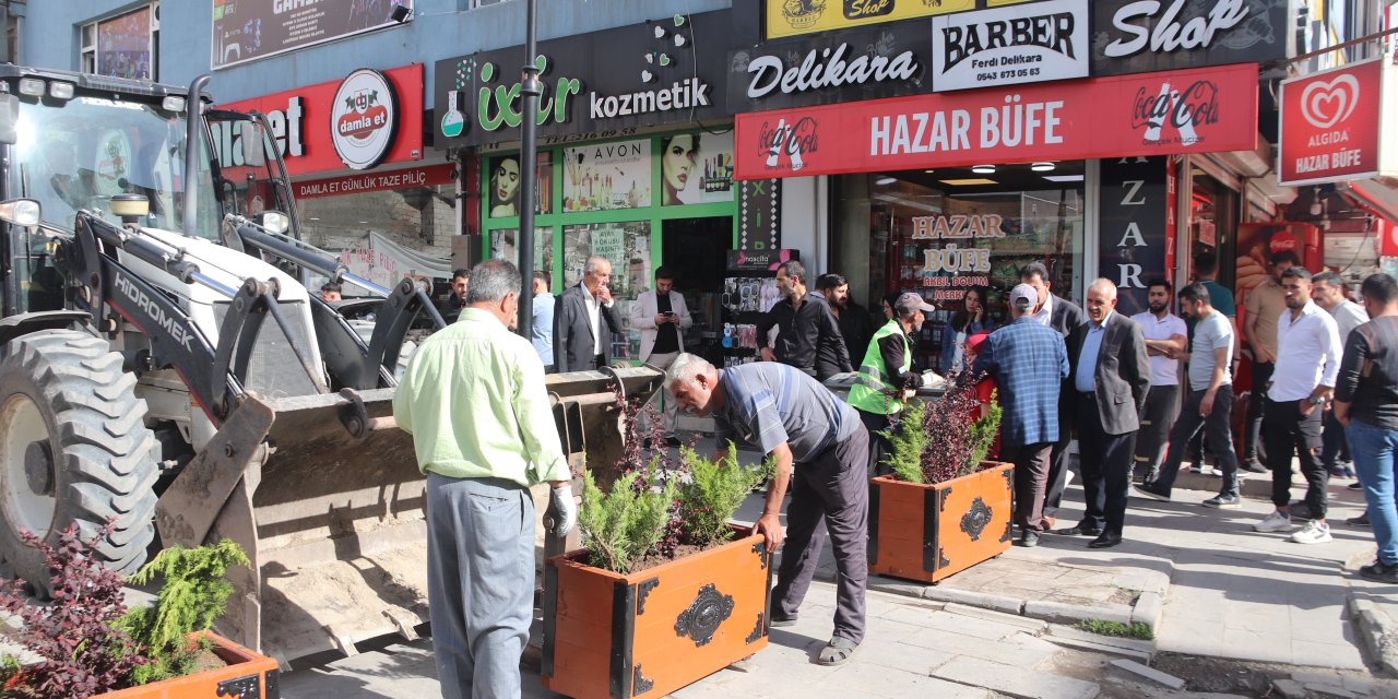 Ağrı caddelerinde betonlar kalktı çiçekler geldi