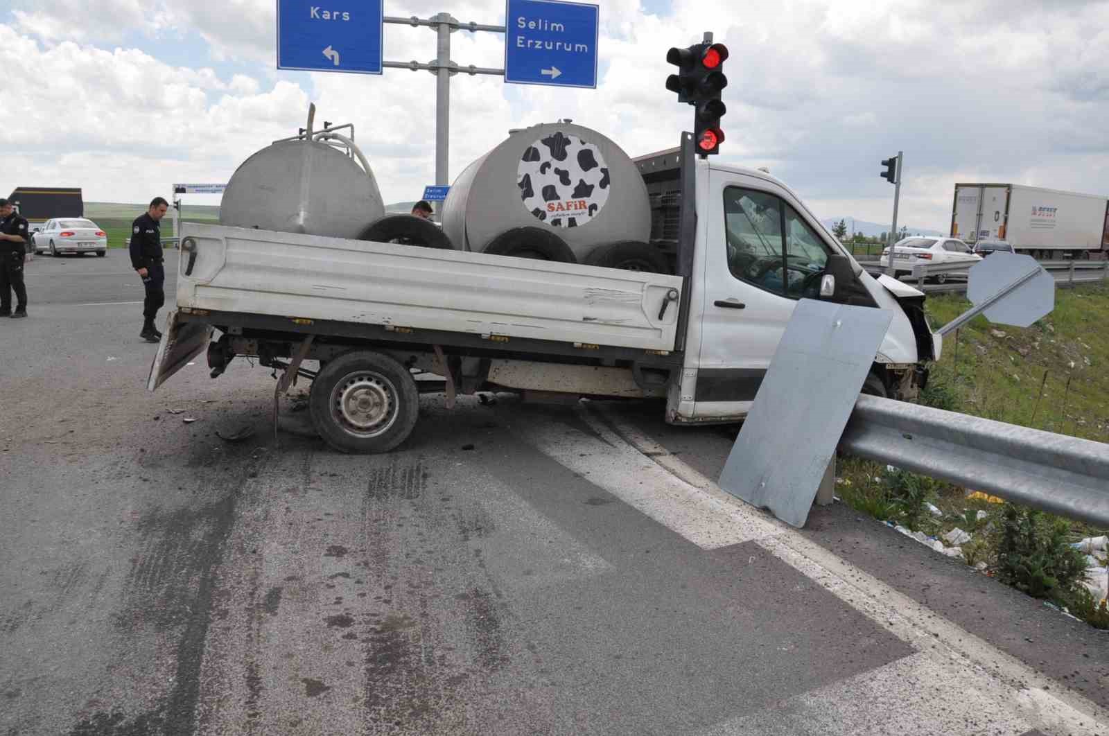 Kars’ta kamyonet ile otomobil çarpıştı: 4 yaralı