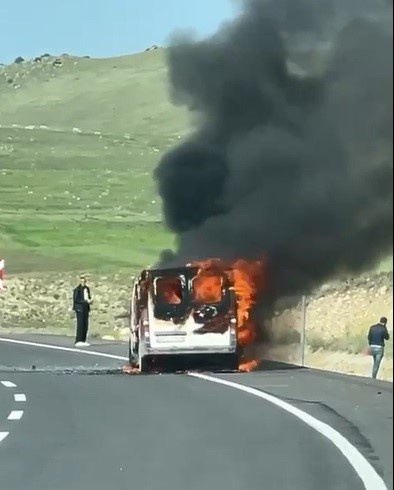 Kars'ta seyir halindeki araç alev alev yandı