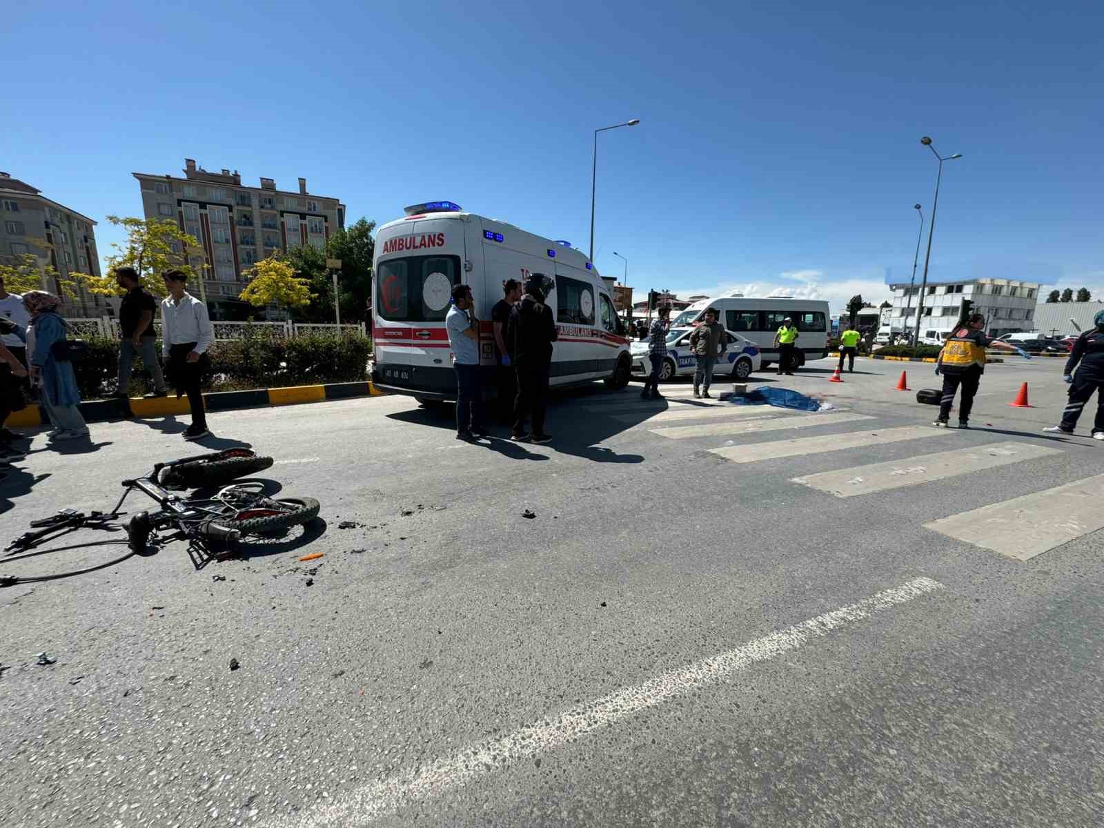 Van'da bisikletli beton mikserinin altında kaldı