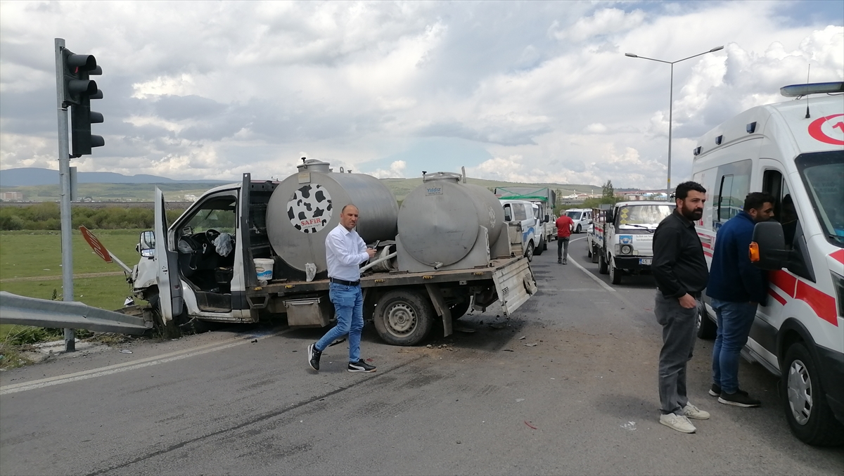 Kars'ta süt kamyoneti ile otomobil çarpıştı: 5 yaralı