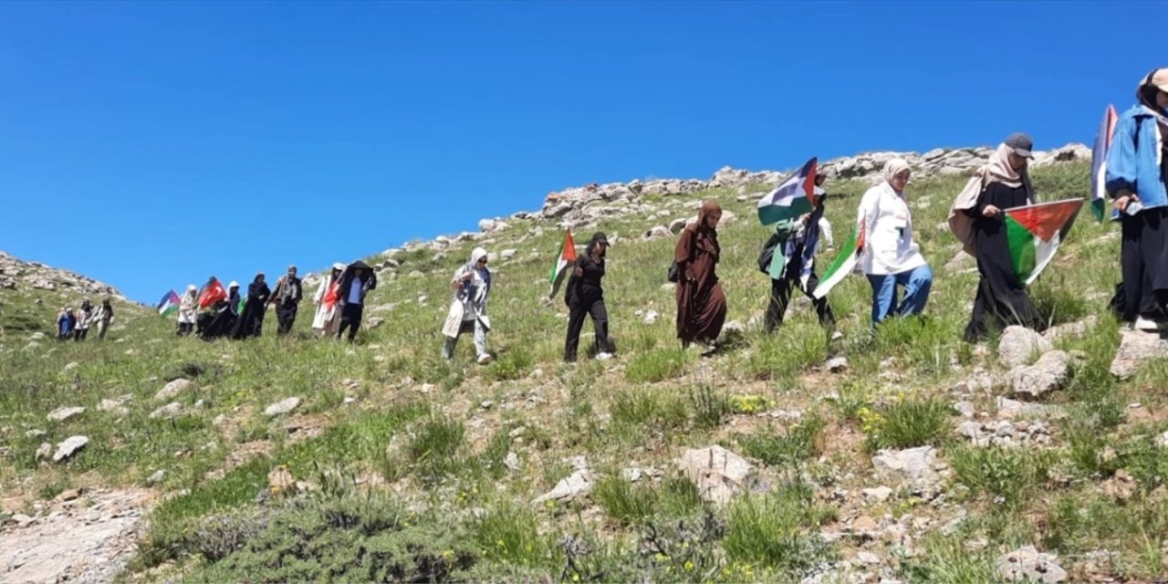 Van'da akademisyenler ve öğrenciler, Filistinlilere destek için Gören Dağı'na tırmandı