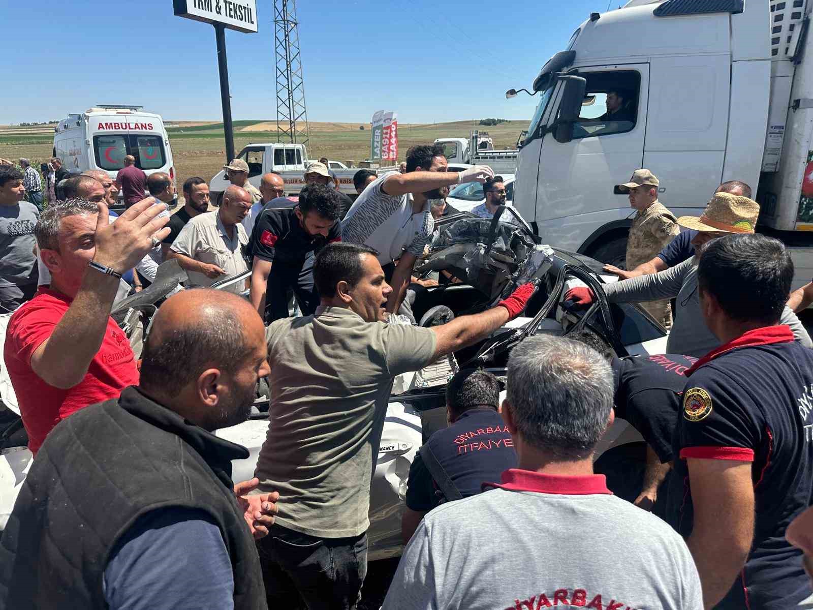 Diyarbakır'da tırın altına giren sürücü öldü