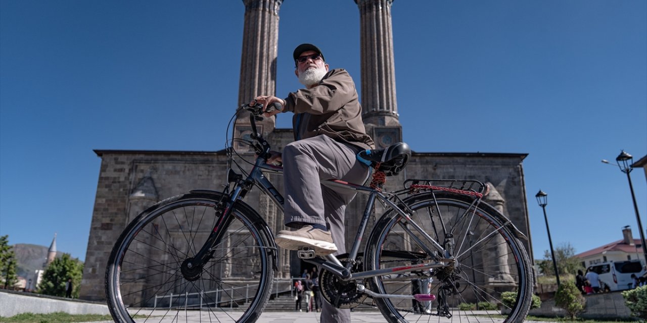 Erzurumlu İlhami dede günde yaklaşık 20 kilometre pedal çeviriyor