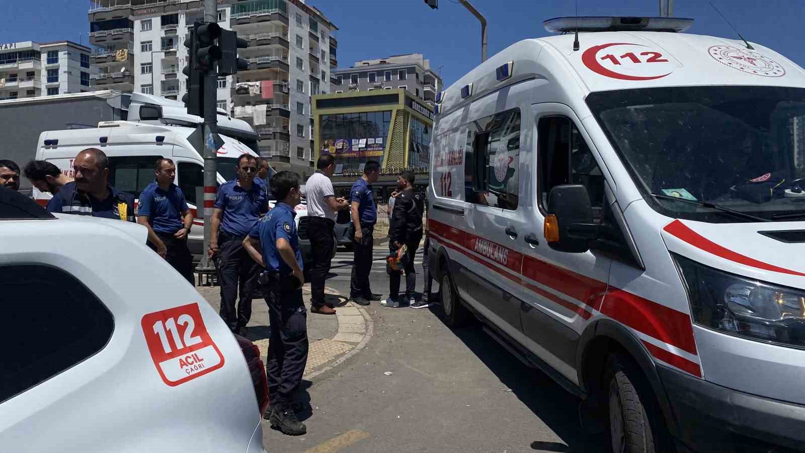 Diyarbakır'da trafikte bıçaklı, silahlı kavga: 5 yaralı