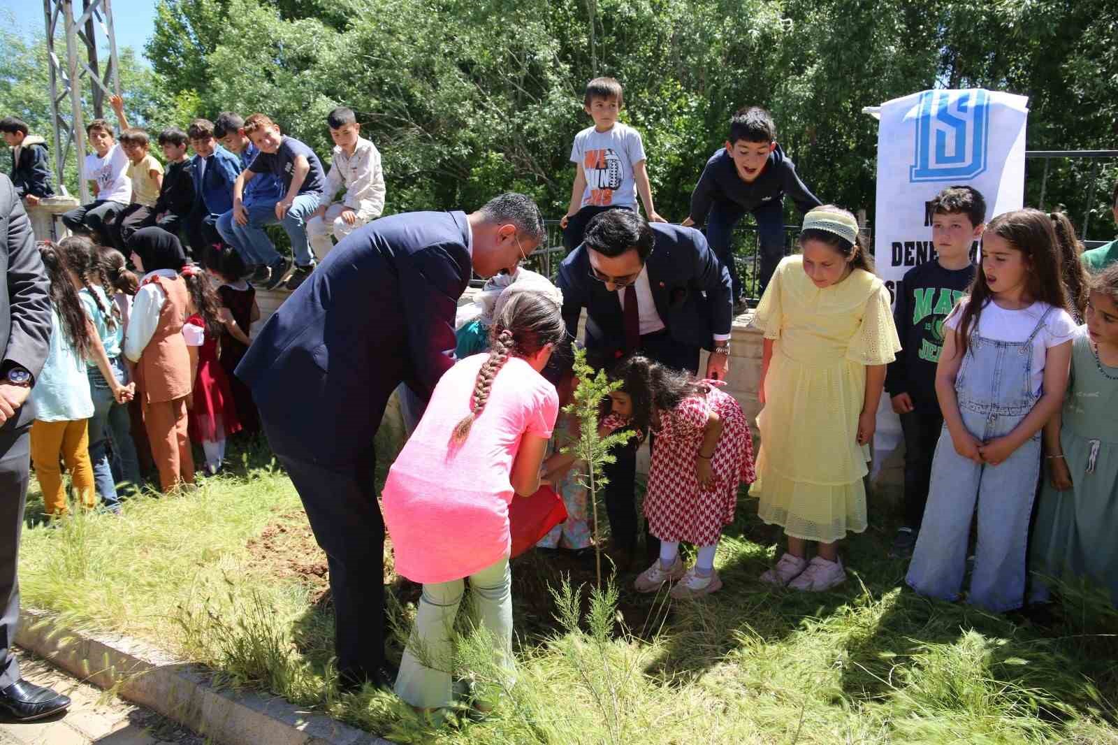 Muş'ta savcı ve hakimler köy okulunda fidan diktiler