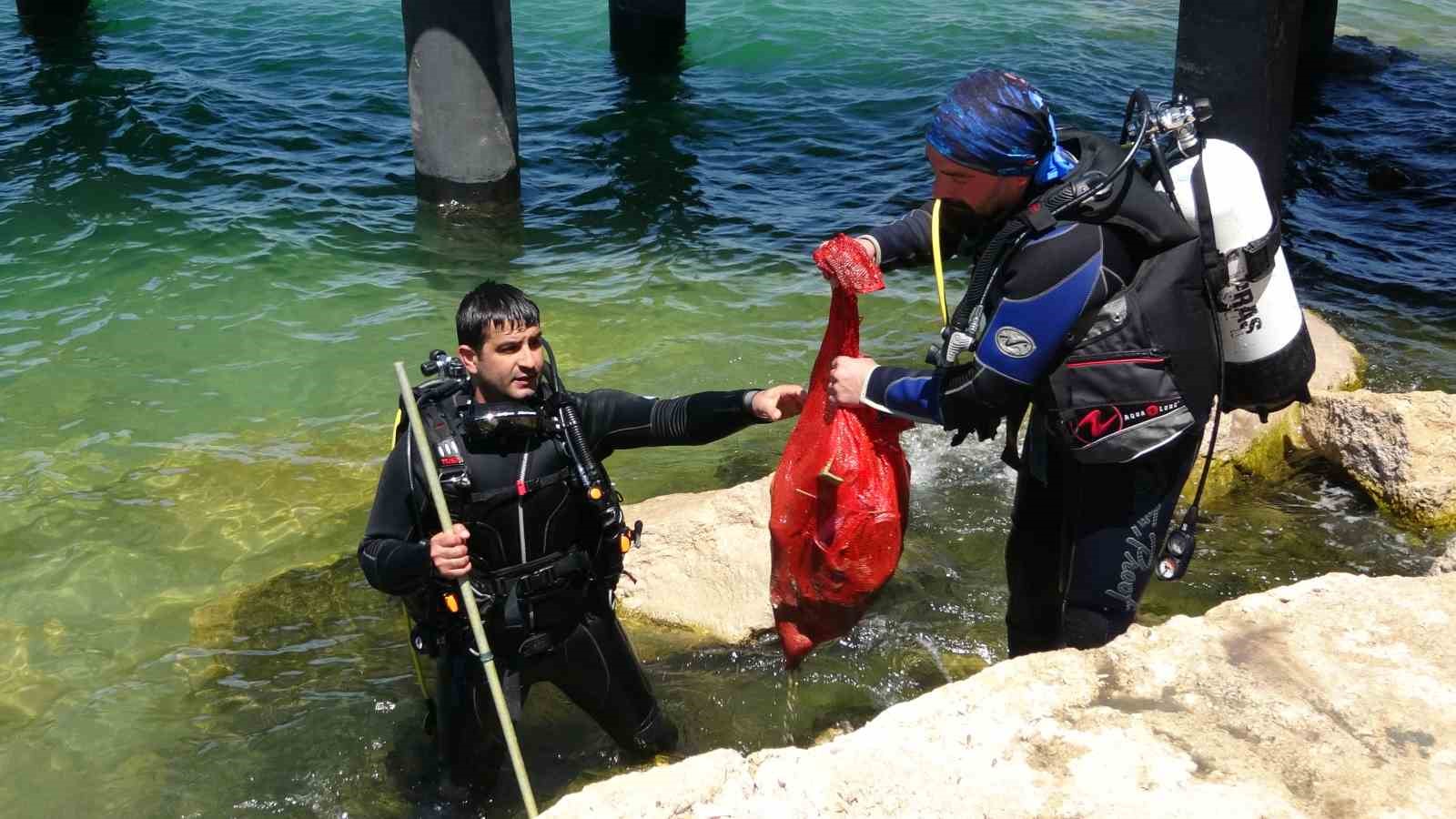 Van Gölü’ne dalış yapan dalgıçlar çok miktarda çöp çıkardılar