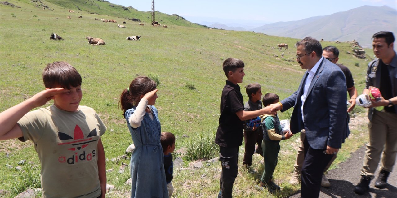 Ağrı Dağı'ndaki çocuklar Iğdır Valisini asker selamıyla karşıladı