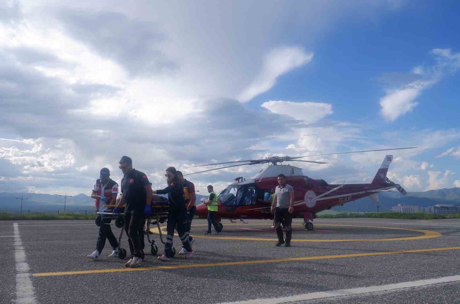 Erzurum’da kayalıklardan düşen kadın ambulans helikopterle hastaneye sevk edildi